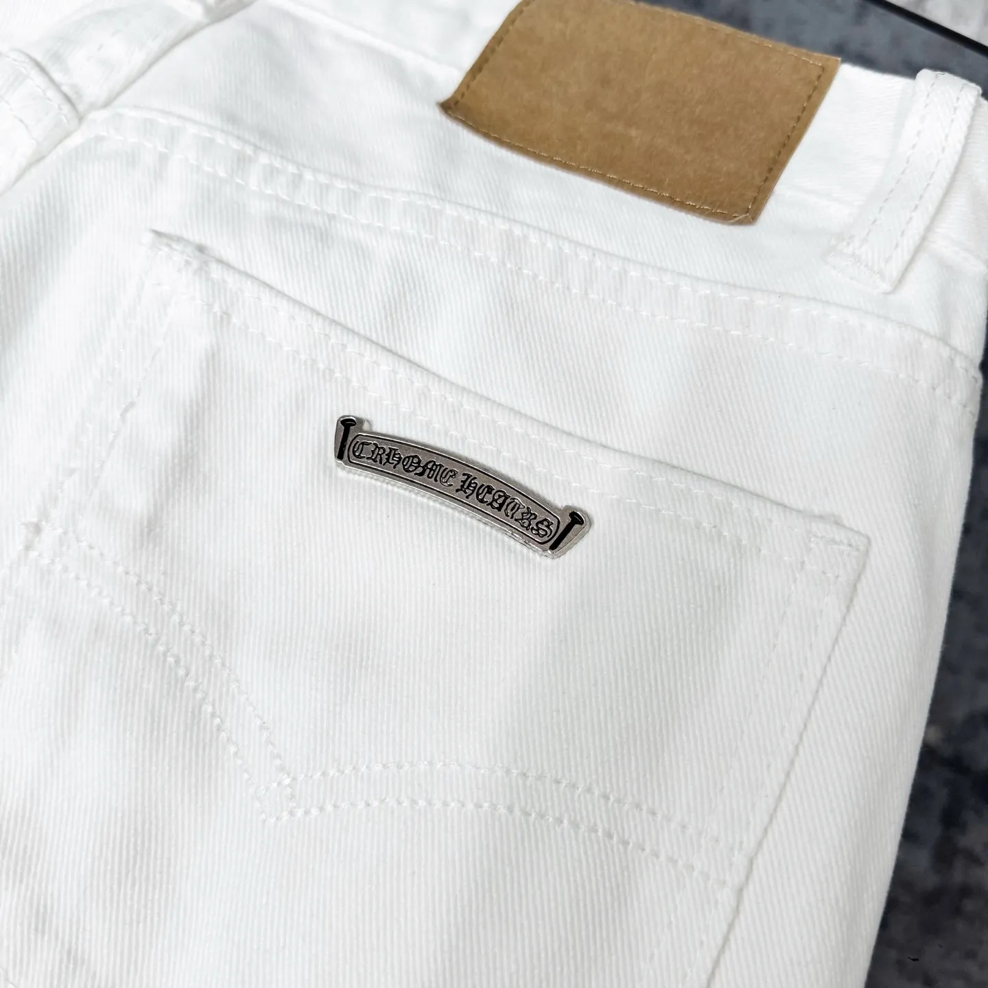 P250 Chrome Hearts & Chrome Hearts high street jeans with leopard pattern and vintage graffiti painting on white background. Chrome Hearts are the most popular pants in color. Made of beaded canvas fabric, heavy washing makes the upper body of the fabric more textured and the pants are tall and straight! The three-dimensional cutting of the whole trousers is a masterpiece! The hardware is customized by zp. The beaded canvas fabric is thick and soft after being washed. It has good breathability. Customized small leather label. Unique design. The details are simple and elegant, and the workmanship is exquisite. The whole trousers are neatly routed and the details are in place! Trendy people have been disappointed. From the quality selection of fabrics, the tailoring of details, and the matching of patterns, everything is impeccable! The upper body is so handsome when worn...it can be easily worn by men, women and children! The craftsmanship is made of heavy-duty washed pure cotton denim fabric. After washing, it is soft and thick and looks very stylish when worn. Color: White Size: 28 30 32 34 (S-XL)